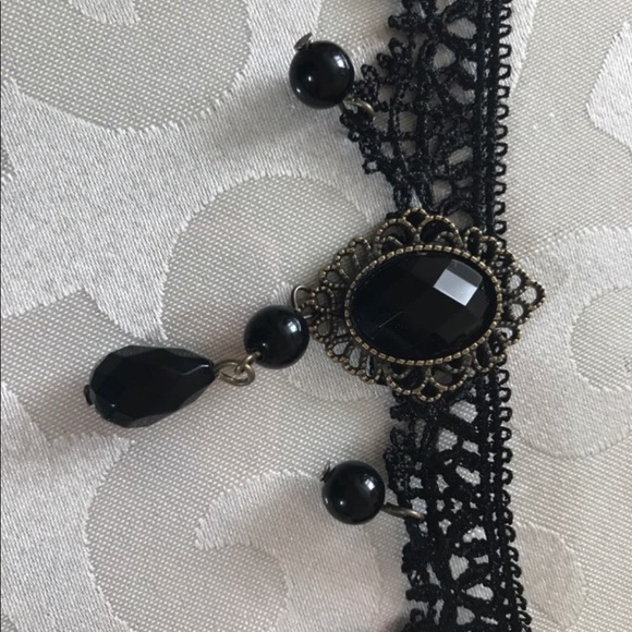🌻TRENDY AND UNIQUE BLACK LACE CHOCKER - Picture 4 of 5